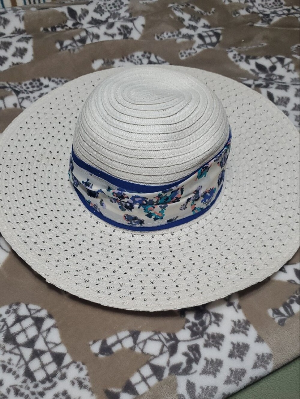 BCBGeneration White Women’s Wide Brim Sun Hat with Blue Floral Band